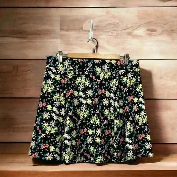 Tag Dresses & Skirts - Tag, Floral Print Flared Mini Skirt, Large, Black 🌸